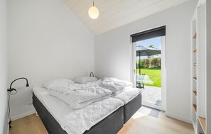 3 bedrooms, travel crib, free WiFi - Cozy home in Frørup with jacuzzi (Frørup)