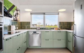 Geladeira, micro-ondas, cooktop, lava-louças