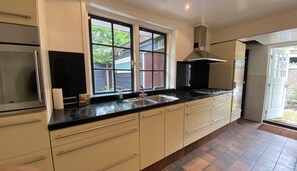 Kühlschrank, Wasserkocher mit Kaffee-/Teezubehör, Wasserkocher