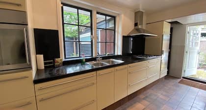Centraal Gelegen Grote Villa op echt prachtige Locatie bij bos en en Centrum