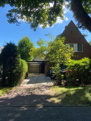 Voorzijde woning met garagepad