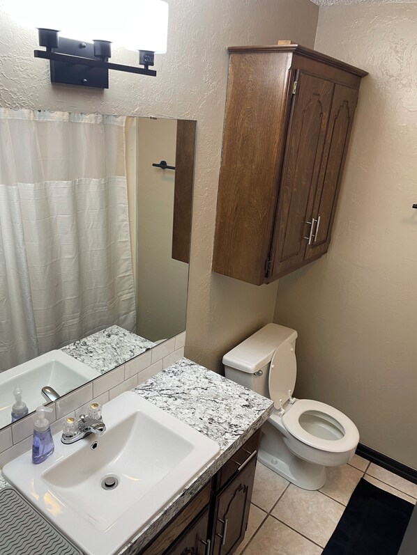 Dusj, hårføner, håndklær og sjampo