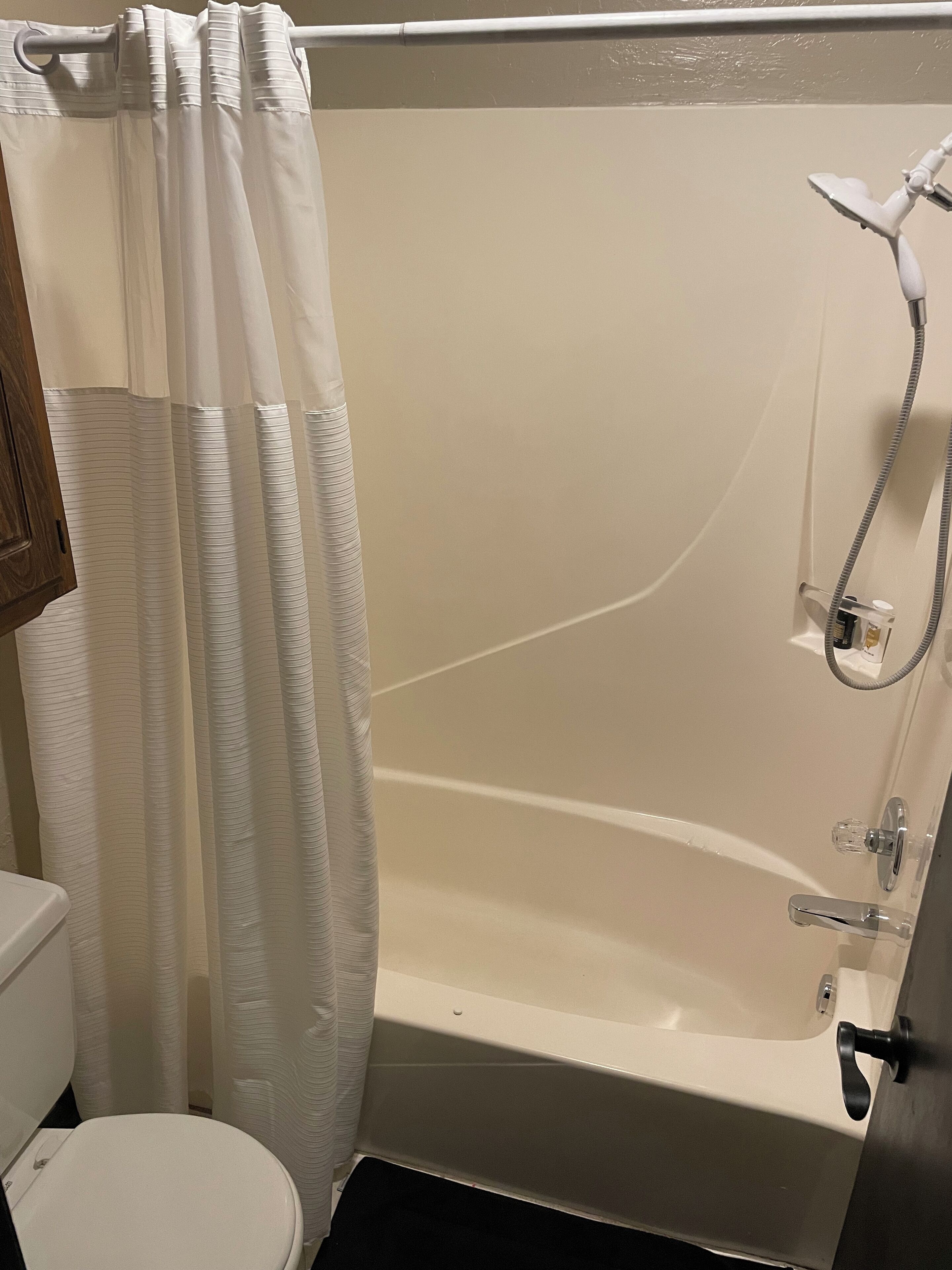 Een douche, een haardroger, handdoeken, shampoo