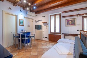 1 bedroom, iron/ironing board, WiFi, bed sheets - Grazioso alloggio zona Teatro Romano (Verona)