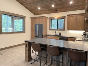 Private kitchen - Brand New Home 25 minutes to YNP (Island Park)