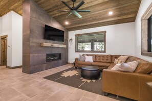 Smart TV, fireplace, books - Brand New Home 25 minutes to YNP (Island Park)