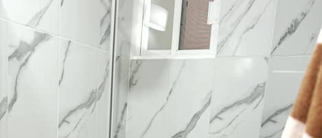 Handtücher, Seife, Shampoo, Toilettenpapier