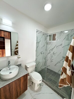 Serviettes fournies, savon, shampoing, papier toilette