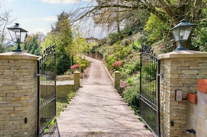 House | Property grounds - Inviting 5-bed House With Fishing Lake in Devizes (Devizes)