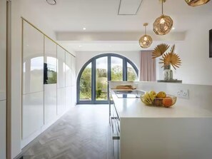 Fridge, microwave, oven, stovetop - 5 Bedroom Lake House in a Nature Reserve (Devizes)