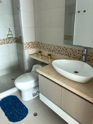 Dusche, Haartrockner, Handtücher, Seife