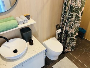 Dusche, umweltfreundliche Kosmetikartikel, Handtücher, Seife