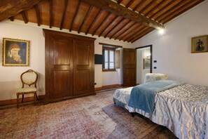 5 habitaciones, tabla de planchar con plancha, wifi y ropa de cama