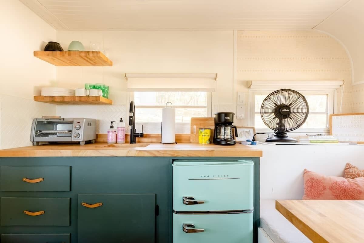 Cafetera o tetera, frigorífico, horno y placa de cocina