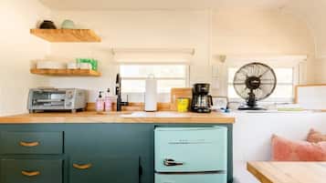 Fridge, oven, stovetop, coffee/tea maker