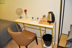 Desk, laptop workspace, free WiFi - Långstorp Gästhem (Hoor)