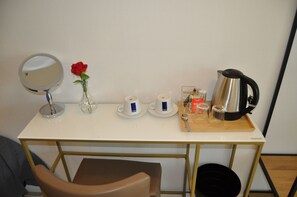 Desk, laptop workspace, free WiFi - Långstorp Gästhem (Hoor)