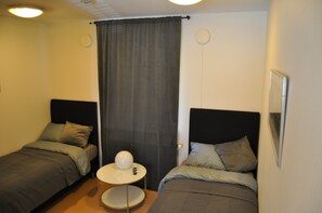 Desk, laptop workspace, free WiFi - Långstorp Gästhem (Hoor)