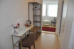 Desk, laptop workspace, free WiFi - Långstorp Gästhem (Hoor)