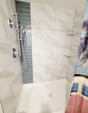 SĂšche-cheveux, serviettes fournies, savon, papier toilette