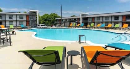 Topsail Downtown- Extended Stay With Parking, Pool,& Pets