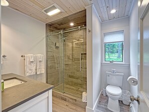 Shower, hair dryer, towels - Sunset Lodge (Waterfront on Moosehead Lake with Breathtaking Views!) (Greenville)