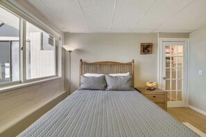 1 bedroom, free WiFi, bed sheets - Lakeview Suite (Gorgeous view of Mount Kineo) (Rockwood)