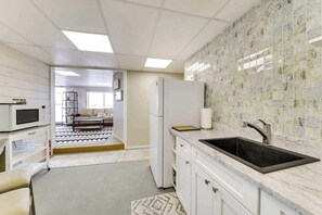 Réfrigérateur, micro-ondes, cafetière/bouilloire