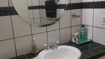 Dusj, hårføner, håndklær og såpe