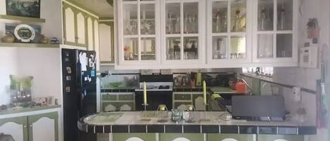 Køleskab, mikrobølgeovn, ovn, kogeplade