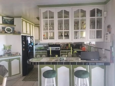 Fridge, microwave, oven, stovetop. Tranquil gated home, lovely gardens great view, 5 minutes to beach.