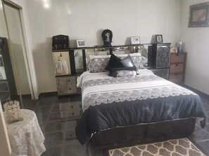3 bedrooms, free WiFi, bed sheets, wheelchair access
