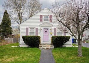 Exterior - Boho bungalow with designer touches 10 minutes to beaches and downtown Portland (South Portland)