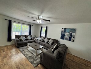 Smart TV - Cozy house close to the Branson strip and all golfing courses! kids friendly. (Branson)