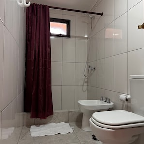Quarto casal básico, sacada, vista para o lago | Banheiro