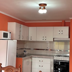 Quarto triplo conforto, varanda, vista para o lago | Cozinha privada
