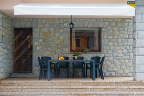 Outdoor dining - Casa Las Hortensias (Llanes)