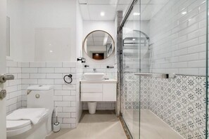 Apartment | Bathroom | Shower, hair dryer, towels - Large 4 Bedroom Sea View Jbr (Dubai)