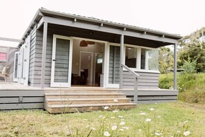 Exterior detail - Wainui Stream Cottage (Raglan)
