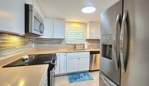 Private kitchen - Beautiful Ormond Beach Condo... ON THE BEACH! (Ormond Beach)