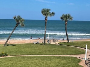 På stranden
