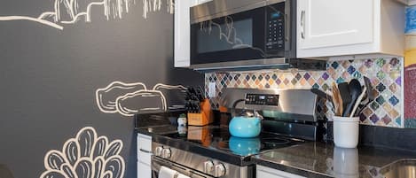 Geladeira, micro-ondas, fogão, cooktop