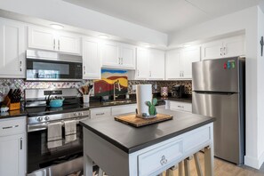 Fridge, microwave, oven, stovetop - Poolside Cactus Flower Condo, Walk To Landing, Fishing Dock, & Indoor Pool (Branson)