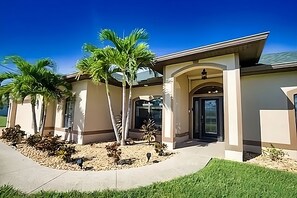 Exterior - 10 miles from 2 beaches in the lovely Rotonda West Florida community.  (Rotonda West)