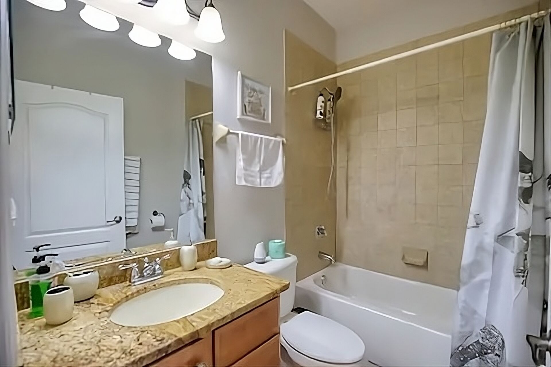 Une salle de bain avec un lavabo, des toilettes et une baignoire.