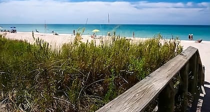 10 miles from 2 beaches in the lovely Rotonda West Florida community.