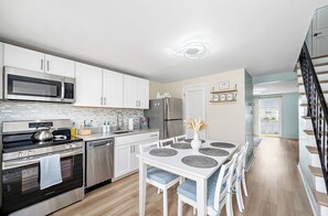 Fridge, microwave, oven, stovetop - Spacious, recently renovated centrally located condo with pool and parking (Ocean City)