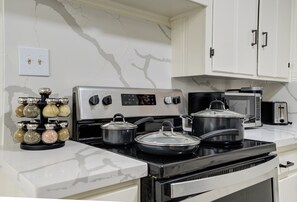 Kylskåp, mikrovågsugn, ugn och spishäll