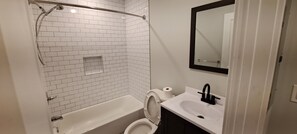 Eco-friendly toiletries, hair dryer, towels, soap - Renovated, 1BR, Luxury Amenities, Nice Neighbors, Quiet Pets OK, AC, Essentials (Philadelphia)