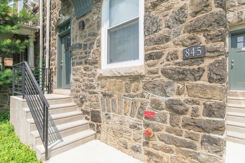 Renovated, 1BR, Luxury Amenities, Nice Neighbors, Quiet Pets OK, AC, Essentials